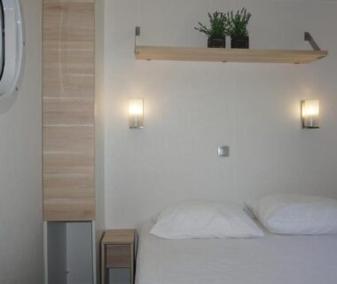 Chambre avec lit double et hublot dans le Luxe chalet voor 5 personen op Camping Leï Suves - JoyCasa