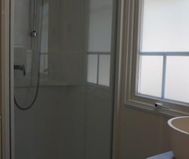 Salle de bain avec douche vitrée et lavabo dans le chalet Luxe voor 5 personnes sur Camping Leï Suves JoyCasa