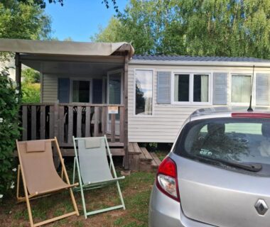 Mobil-home avec terrasse et chaises longues au camping Lya