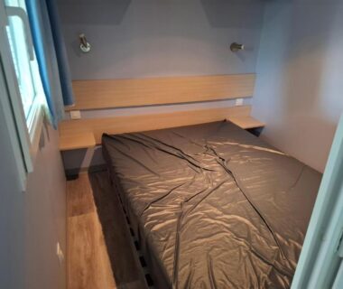 Chambre avec lit et lampes murales dans l'hébergement Lya