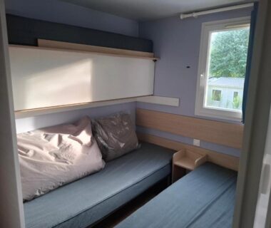 Cabine avec banquettes et fenêtre dans le mobil-home Lya