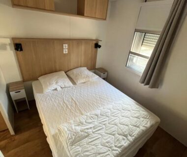 Chambre avec lit double chevets et rangements dans l'hébergement MA105 Le Mazet