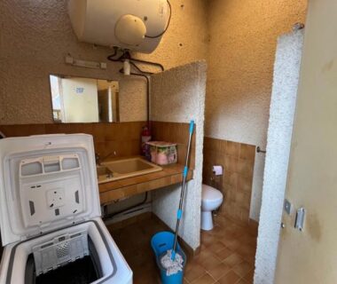 Buanderie avec lave-linge et chauffe-eau au camping MA105 Le Mazet