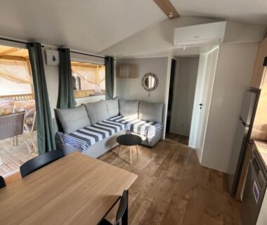 Séjour avec canapé et coin repas dans le logement MA105 Le Mazet