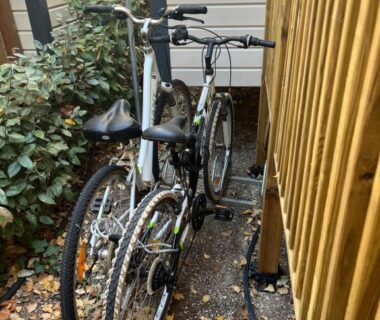 Allée extérieure avec deux vélos au pied de l'hébergement MA105 Le Mazet
