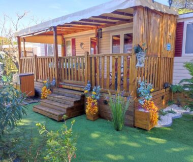 Terrasse en bois avec jardinières et escalier du MAR ESTANG