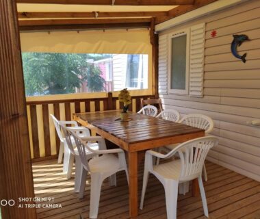 Terrasse couverte avec table et chaises au camping MAR ESTANG