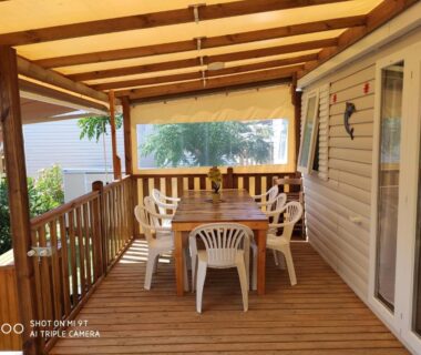 Terrasse couverte avec table et chaises du camping MAR ESTANG