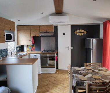 Cuisine équipée et coin repas dans le mobil-home du MAR ESTANG