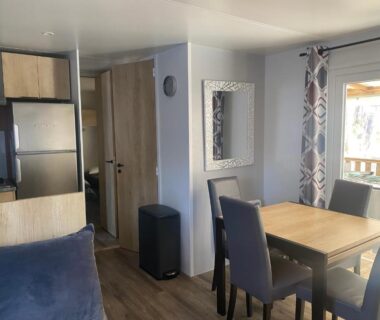 Séjour avec table et cuisine dans MH 007 ELITE 3 chambres dont suite parentale et 2 salles de bain