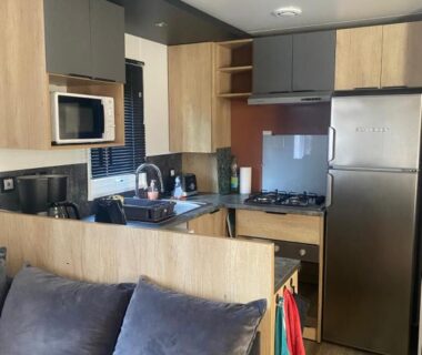 Intérieur avec cuisine équipée et canapé dans MH 007 ELITE 3 chambres
