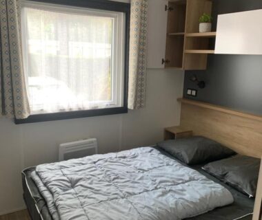 Chambre avec lit double et fenêtre dans le MH 008 Bora Bora