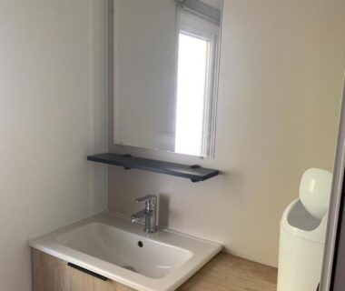 Lavabo avec miroir et étagère dans le MH 008 Bora Bora