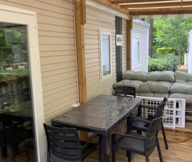 Terrasse en bois avec table et canapé dans le MH 008 Bora Bora