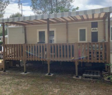 Terrasse en bois au bord de la forêt du mobil home MH 008 Bora Bora