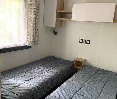 Chambre avec deux lits simples dans le mobil home MH 008 Bora Bora
