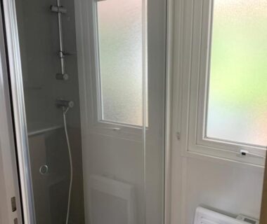 Salle d'eau avec cabine de douche et fenêtres translucides dans le MH 008 Bora Bora