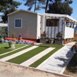Allée gazon et terrasse du mobil-home MH 127 Bois Dormant 3ch climatisé