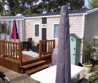 Terrasse en bois avec salon extérieur du MH 127 Bois Dormant 3ch climatisé