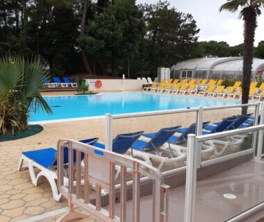 Espace piscine avec transats au MH 127 Bois Dormant 3ch climatisé