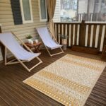 Terrasse couverte avec chaises longues tapis et table du MH 142B Camping Les dunes de Contis