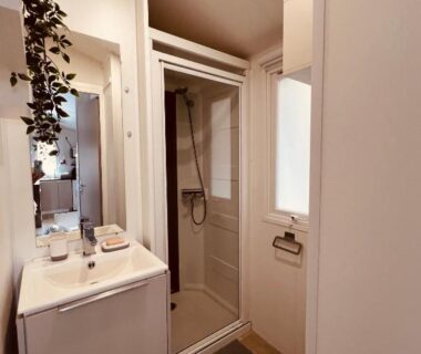 Salle de bain avec cabine de douche dans le MH 142B Camping Les dunes de Contis