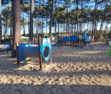 Aire de jeux dans la pinède au MH 142B du camping Les dunes de Contis