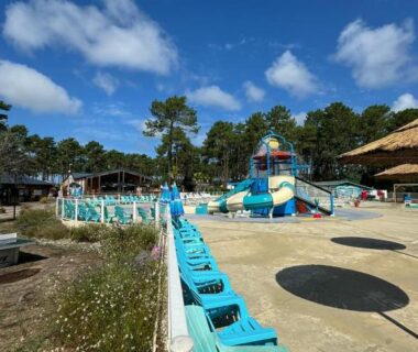 Aire aquatique avec toboggan et transats au MH 142B du Camping Les dunes de Contis