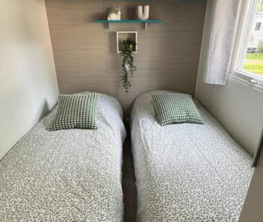 Chambre avec deux lits simples au MH 142B Camping Les dunes de Contis