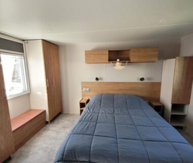 Chambre avec lit double et rangements dans le MH 170 MAGNIFIQUE