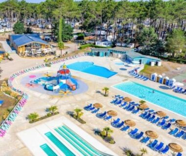 Complexe aquatique du camping avec bassins solarium et pataugeoire du MH 170 MAGNIFIQUE