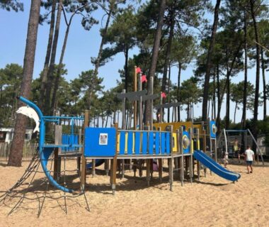 Aire de jeux structure bateau sur sable au camping MH 170 MAGNIFIQUE
