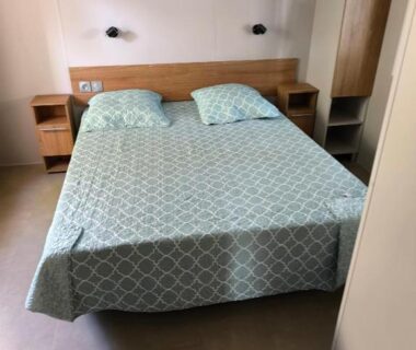 Chambre avec lit double et rangement dans le MH 201 AGREABLE et tout ÉQUIPÉ 2CH