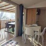 Terrasse couverte et séjour lumineux avec table à manger dans le MH 201 AGREABLE et tout ÉQUIPÉ 2CH