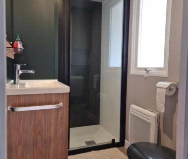 Salle de bain avec douche cabine lavabo et WC dans MH 201 AGREABLE et tout ÉQUIPÉ 2CH
