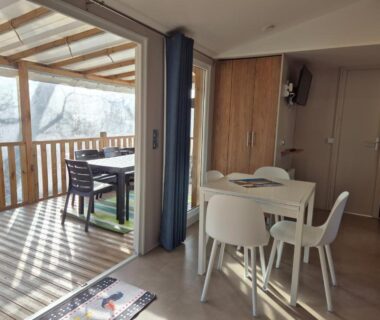 MH 201 AGREABLE et tout ÉQUIPÉ 2CH dont suite parentale et 2sdb avec vue sur foret dans camping 4 étoiles