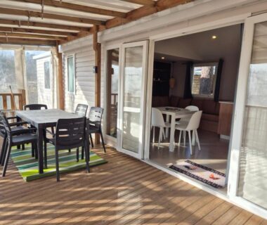 Terrasse en bois avec table et chaises dans le MH 201 AGREABLE et tout ÉQUIPÉ 2CH