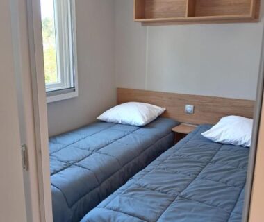 Chambre avec deux lits simples dans le MH 229