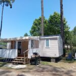 Terrasse ombragée devant mobil-home sous pins du MH 229 2 chambres et 1 salle de bain