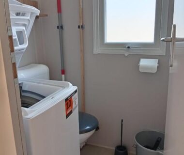 Toilettes avec lave-linge seau et balai du MH 229 2 chambres et 1 salle de bain