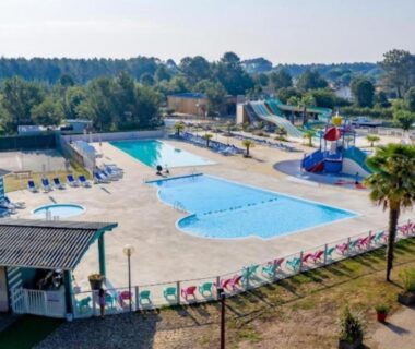 Parc aquatique avec piscines et toboggans au MH 229 2 chambres et 1 salle de bain dans camping 4 étoiles