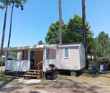 Terrasse ombragée devant mobil-home sous pins du MH 229 2 chambres et 1 salle de bain