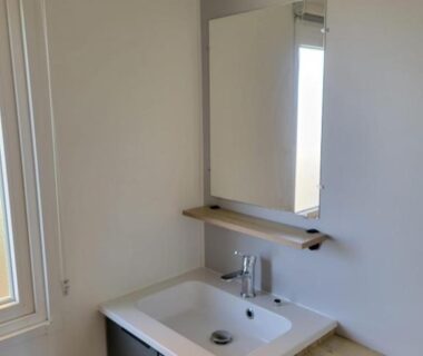 Lavabo miroir dans salle de bain du MH 305 3 chambres et 1 salle de bain dan camping 4 étoiles