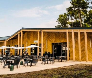 Terrasse extérieure avec tables et parasols du MH 305 3 chambres et 1 salle de bain dan camping 4 étoiles