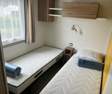 Chambre avec deux lits simples dans le MH 305 3 chambres et 1 salle de bain dan camping 4 étoiles
