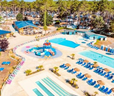 Piscine extérieure avec toboggan et transats au MH 305 3 chambres et 1 salle de bain du camping 4 étoiles