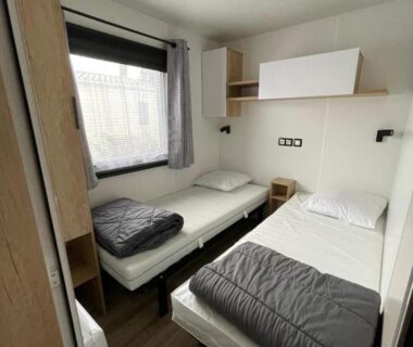 Chambre avec deux lits simples du MH 314 GRAND 3 chambres et 1 salle de bain dans camping 4 étoiles