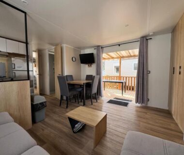 Séjour lumineux avec table et kitchenette dans le MH 314 GRAND 3 chambres