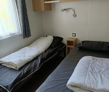 Chambre avec deux lits simples dans le mobile home MH 329 Camping Bois Dormant