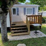 Terrasse en bois et escalier devant le mobil-home MH 329 au Camping Bois Dormant